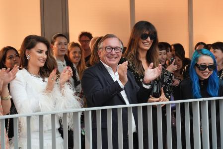 Penélope Cruz, Bruno Pavlovsky y Caroline de Maigret asisten al desfile de réplicas de Hong Kong de CHANEL Cruise