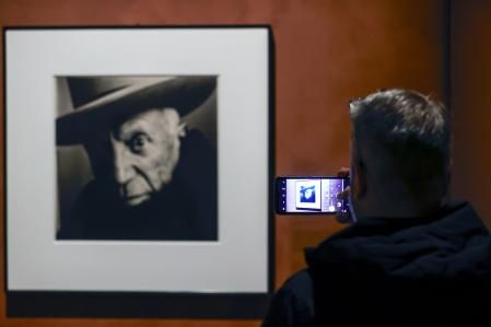 Exposición 'Irving Penn: Centennial' de la Fundación Marta Ortega Pérez en el Centro MOP del Muelle de Batería de A Coruña