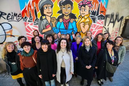 Mujeres de Nova Esquerra Nacional y colaboradoras de la candidatura en el acto feminista de hoy