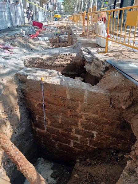 Tramo inicial de la muralla medieval del Raval, en la esquina de la Rambla con la plaza de Catalunya