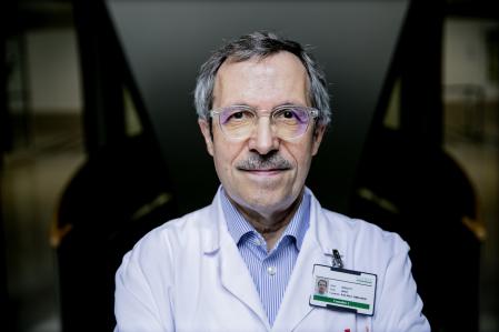 NOTA : EMBARGADO HASTA 15 JUNIO 2021 11AM foto XAVIER CERVERA 04/06/2021 el laboratorio del Doctor Josep Dalmau (vivio 25 años en EUA) al frente, y las doctoraas Mar Guasp o Lidia Sabater, lideran en el Hospital Clinic (de Barcelona) el espacio de pruebas neuro fisiologicas y estudio cientificio de neuro ciencias experimentales. el paciente Carlos (sufre encefalitis autoinmunitaria LGI1) se somete a pruebas neurocognitivas con metodos computerizados y d Inteligencia Artificial (doctoras q le asisten miran dsd fuera la evolucion -ya no en papel- en una pantalla). el dr Dalmau (q sostiene un cerebro d ejemplo y muestra) es neurologo especialista en encefalitis autoinmunitaria. el detalle del portaobjetos muestra un trozo d cerebro con anticuerpos d un paciente enfermo (inmuno histo quimica)