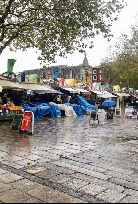 Mercado de Norwich en el centro de la ciudad (condado de Norfolk).