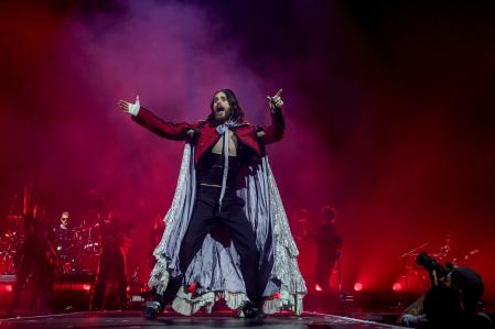 El grupo 30 Seconds to Mars durante su concierto en el WiZink Center, a 27 de mayo de 2024, en Madrid (España). Thirty Seconds to Mars es una banda estadounidense de rock alternativo formada en 1998, que actualmente cuenta con Jared Leto y su hermano Shannon. Presentaron su nuevo álbum el pasado 15 de septiembre de 2023, bajo el título 'It's the End of the World But It's a Beautiful Day', con el que han decidido hacer una gira mundial. Para anunciar el 'Seasons 2024 World Tour', Jared Leto escaló el Empire State Building de Nueva York, convirtiéndose en la primera persona en hacerlo.