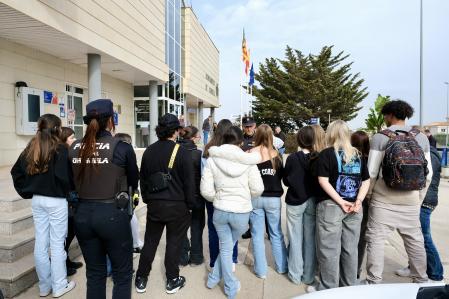 Amigas y amigos de Cloe se concentraron ayer en Orihuela para expresar su repulsa por este crimen