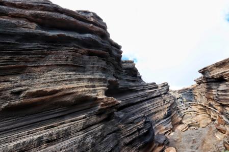 Rocas de grietas en Lanzarote.