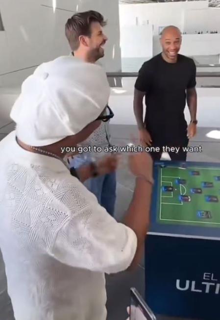 Piqué, Henry y Ronaldinho ríen