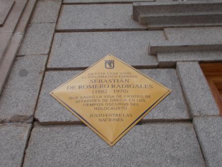 Placa que rinde homenaje al diplomático que vivió allí, Sebastián de Romero Radigales (1882-1970)-