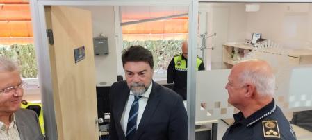 El alcalde Barcala en la sede de la Policía Local