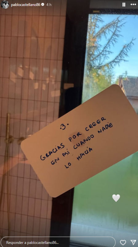 Pablo Castellano muestra el regalo de María Pombo