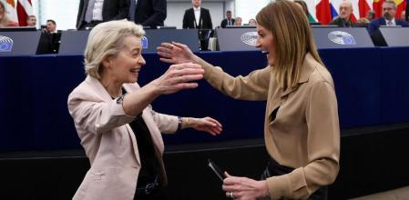 La presidenta de la Comisión Europea, Ursula von der Leyen, y la presidenta del Parlamento Europeo, Roberta Metsola, saludándose en la sesión de ayer
(Yves Herman / Reuters)