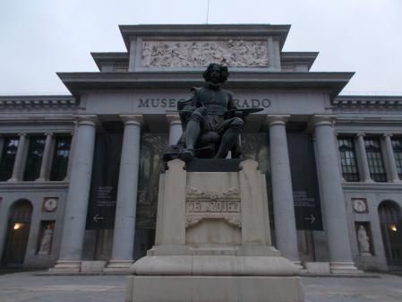 Escultura dedicada a Velázquez en la puerta principal del Museo del Prado.