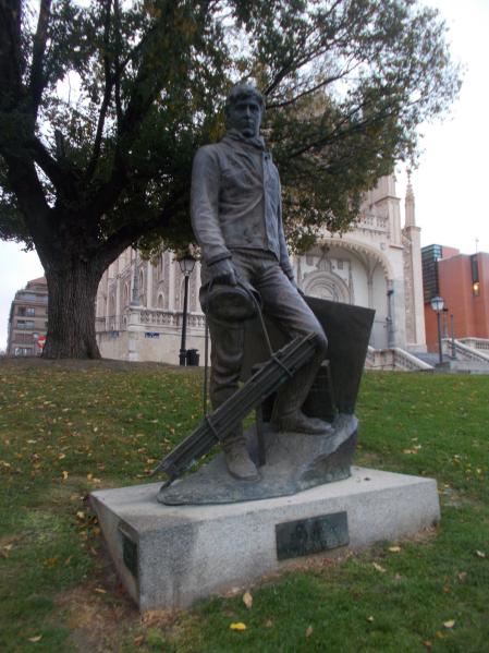 Monumento del pintor anónimo junto al Museo del Prado.
