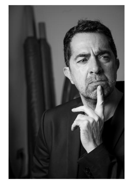 Pere Cervantes es autor de ocho novelas, entre ellas Tres minutos de color (Alrevés, 2017), por la que recibió el Premio de Novela Cartagena Negra en 2018 a la mejor novela policiaca