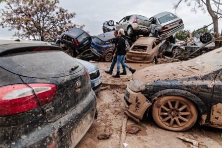 Coches amontonados en una zona afectada por la DANA, a 16 de noviembre de 2024, en Sedaví, Valencia, Comunidad Valenciana (España). El tercer fin de semana tras la DANA, que el pasado 29 de octubre arrasó la provincia de Valencia y deja ya más de 200 víctimas mortales, comienza hoy sin alertas meteorológicas activas en toda la Comunidad Valenciana, con restricciones de movilidad en cuatro carreteras para facilitar el desplazamiento de los medios desplegados y el transporte público y con más 21.800 efectivos trabajando en las zonas afectadas.