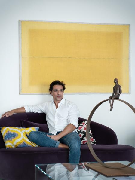 Eduardo Rivera posa junto a un cuadro de Akne Blue