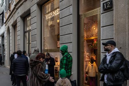 a gente hace cola frente a la tienda insignia de la casa de diseño de lujo francesa Hermès, ubicada en Via Monte Napoleone, el 21 de noviembre de 2024 en Milán, Italia
