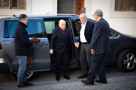 Jordi Pujol, acompañado por su hijo Oriol y Xavier Trias, al llegar a Castellterçol