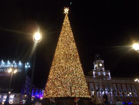 Abeto gigante encendido, con sus 43 metros el más alto de Madrid.