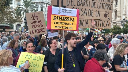 La manifestación de València contra Carlos Mazón congrega a decenas de miles de personas