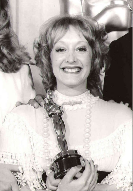 Ivonne Blake con su Oscar