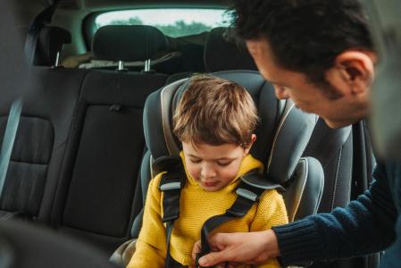 Más de la mitad de los niños que viajan en coch no van bien seguros 