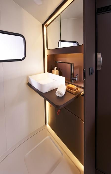 El lavamanos es plegable y cuando no se utiliza se queda escondido en una especie de armario&nbsp;&nbsp;