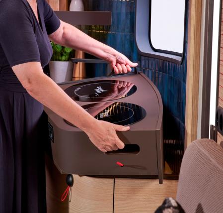 El módulo extraíble de la cocina permite cocinar en el exterior&nbsp;