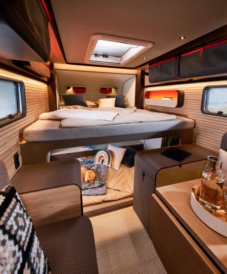 En la parte posterior hay una generosa cama longitudinal de 2,00 x 1,7 m&nbsp;