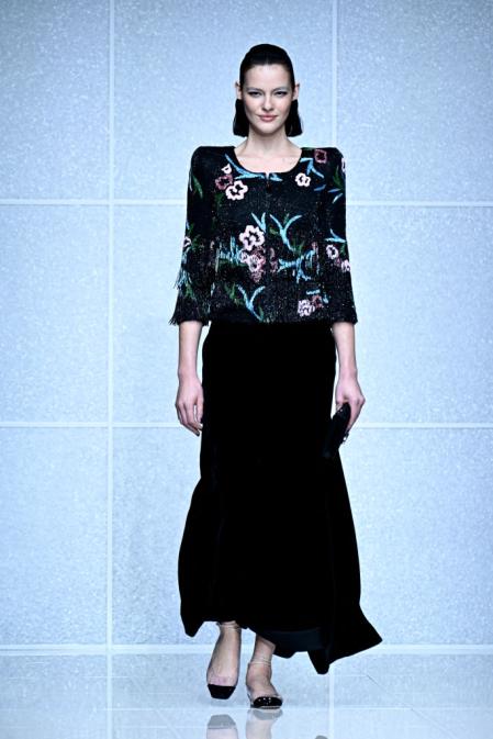 Una modelo desfila para Giorgio Armani otoño/invierno 2025 en la Semana de la moda de Milán