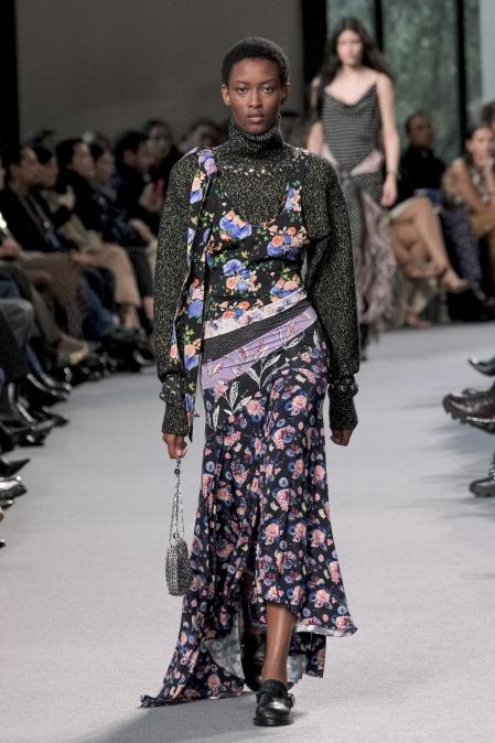 Una modelo desfila para Paco Rabanne otoño/invierno 2025