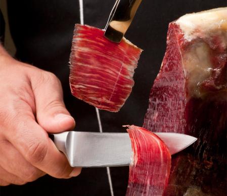Un experto corta a láminas la cecina