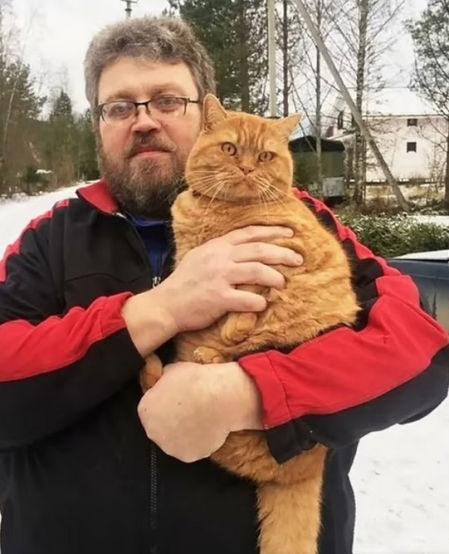Dmitry Ukhin posando con su gato