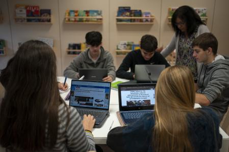 Una clase del colegio Padre Damià de Barcelona aprende sobre fake news