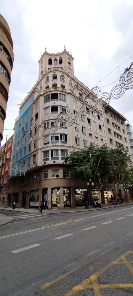 Obra de Juan Vidal, el edificio se construyó en 1943 y fue sede del Grupo Vitalicio, integrado en los 90 en el grupo Generali.