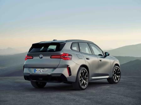 Todas las variantes del modelo, excepto el X3 M50 xDrive, vienen con tubos de escape integrados de forma invisible en el faldón trasero&nbsp;