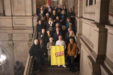 El Ayuntamiento rinde homenaje a la Barcelona de los años 80 en un acto presidido por el alcalde Jaume Collboni