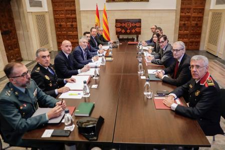 El president de la Generalitat, Salvador Illa; el ministro del Interior, Fernando Grande-Marlaska; y la consellera d'Interior, Núria Parlon, junto a otros cargos de seguridad en la reunión de la Junta de Seguridad en el Palau de la Generalitat