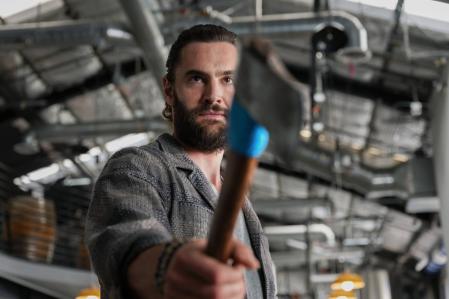 Tom Bateman tiene la voz PERFECTA para hacer de asesino en serie.