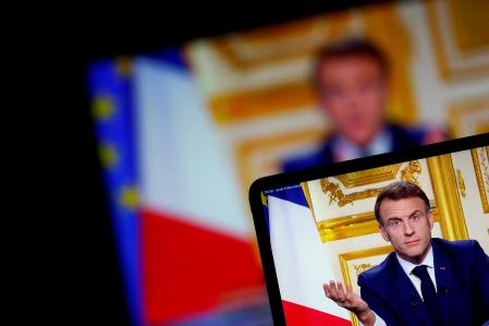 Emmanuel Macron, en una pantalla, durante su mensaje televisado de este jueves a los franceses