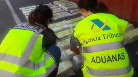 Intervenidos 3.300 kilos de cocaína en un pesquero a mil millas al oeste de Canarias
