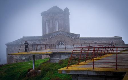 Seu Vella de Lleida entre la niebla.