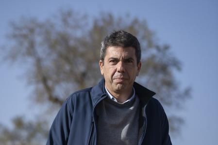 El presidente de la Generalitat, Carlos Mazón, durante su visita a los campos agrícolas de Utiel para valorar los efectos causados por la DANA, a 29 de noviembre de 2024, en Utiel, Valencia, Comunidad Valenciana (España). El president de la Generalitat visita Utiel, donde la DANA del pasado 29 de octubre ha dejado herida toda su zona agrícola, un lugar donde el sector primario todavía es el sostén de muchas familias, especialmente, en aldeas como Las Cuevas o Las Casas-Los Corrales. Las lluvias torrenciales de más de 300 litros por metro cuadrado, unidas a la bajada de una enorme cantidad de agua por ramblas y barrancos, han dejado un paisaje irreconocible en algunas zonas donde, por suerte, ya se había acabado la recolección en vides, almendros y olivos.