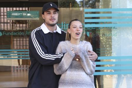 Carlo Costanzia y Alejandra Rubio a las puertas del hospital tras dar a luz a su primer hijo