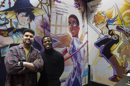 El gimnasta Peterson Céüs y el dibujante Carlos Moreno, en el salón Manga Barcelona