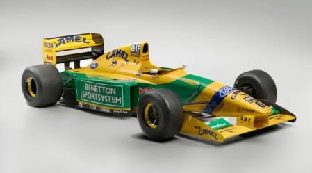 Este Benetton de los 90 es historia de la F1 y se vende por casi 800.000 euros.