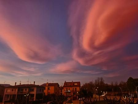 Las nubes de viento coronan Gurb.