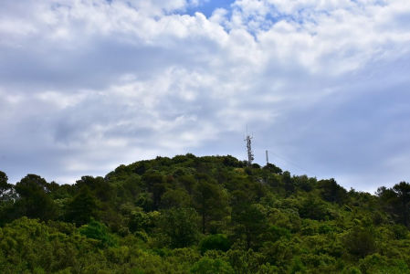 La cima donde había estado el castillo de Montagut, hoy esta situada una torre de comunicaciones.