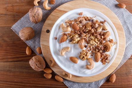 Bowl con yogur griego, granola, almendras y anacardos