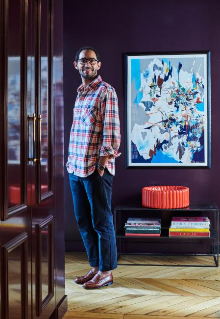 Thibaut Picard, en el apartamento haussmaniano en Le Marais de París que ha transformado en un espacio sofisticado