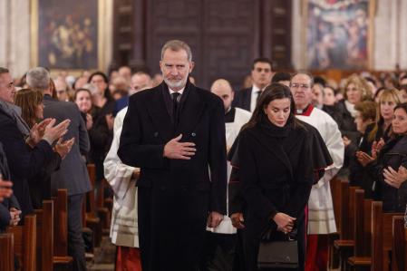 King Felipe VI of Spain (L) and his wife Queen Letizia arrive to attend a funeral mass held on December 9, 2024 at the Cathedral of Valencia in memory of the victims of the deadly floods that devastaded the region in late October. According to authorities, 230 people died during the floods on October 29, 222 of them in the Valencian region, while four others are still missing. (Photo by Kai FOSTERLING / POOL / AFP)